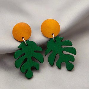 NIP Wooden Tropical Palm Leaf Pierced Earrings